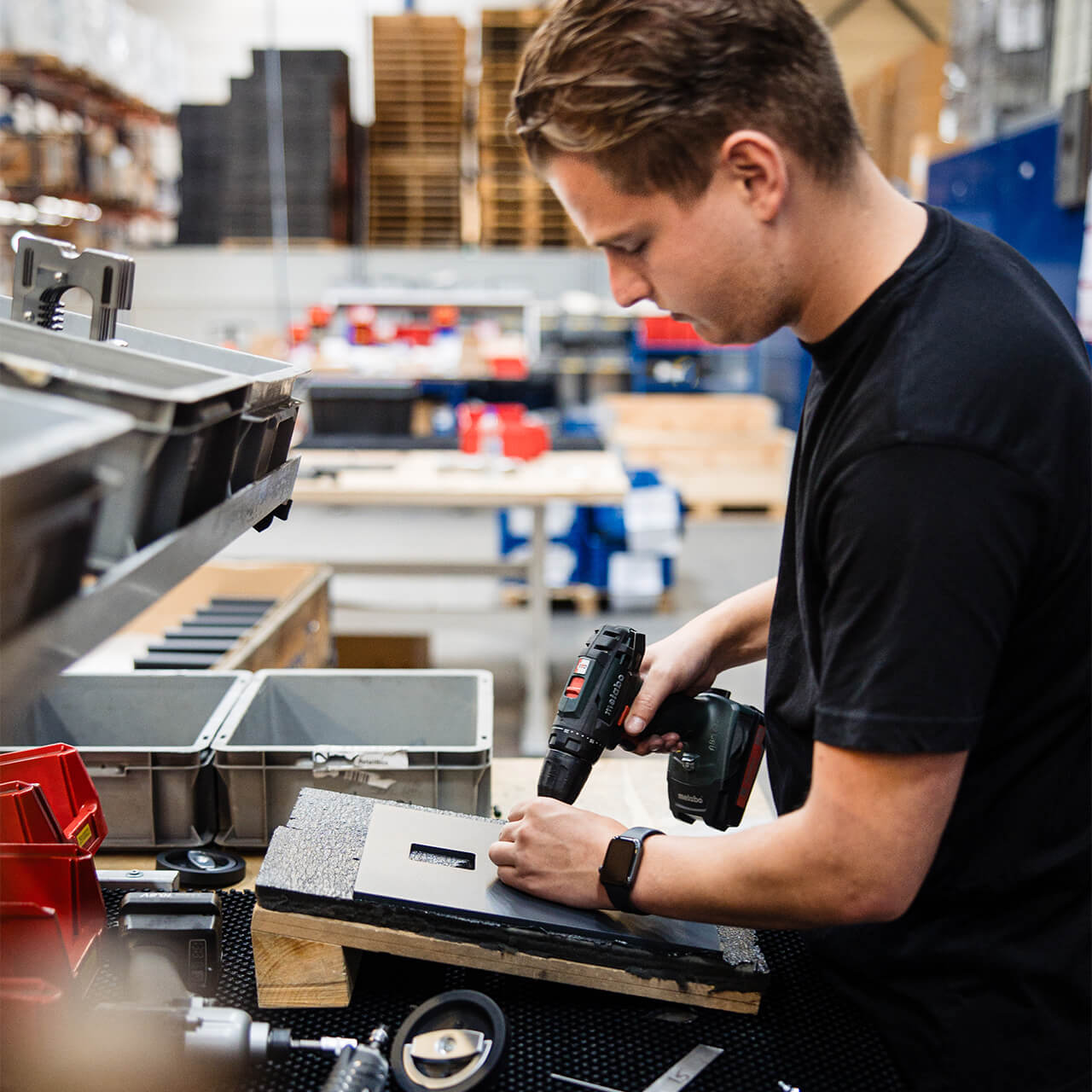 Medwerker met schroefmachine.jpg